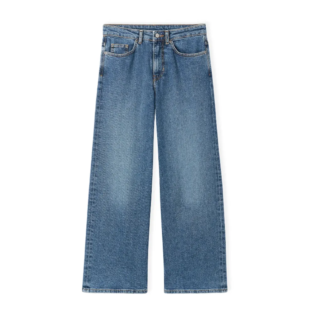 Säljer mina helt oanvända och helt nya jeans med prislapparna på💕💕säljer då jag redan har en. Jeans & Byxor.