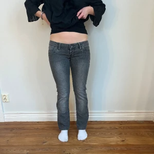 Lågmidjade jeans  - Midjemått( rätt över): 40cm Inerbenslängd: 73cm   Köp gärna via ”KÖP NU” Jag är 170 cm, inga defekter 💕 
