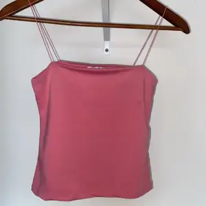 Fint rosa linne i storlek xs. Köpt på newyorker för 39kr säljer för 15kr. Dubbelt tyg både fram och bak. Sitter ganska tight. 🩷