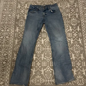Zara lowwaist jeans - Storlek: 36  nästan aldrig använt eftersom dom är lite små på mig men annars i väldigt bra skick ❣️