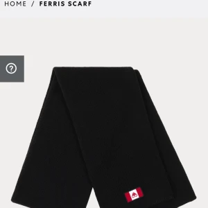 NY! Moose Knuckles FERRIS SCARF, halsduk - SCARF från Moose Knuckles 100% Merino Wool Nu: 450kr  Ordinarie pris: €165.00    Halsduk+ mössa = 800kr  https://www.mooseknucklescanada.com/eu-en/p/ferris-scarf-m32ma561?filter=adult_size:343-color_id:796  OBS! Pris halsduk + mössa = 800kr