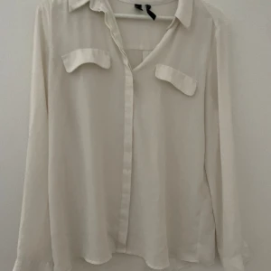 Vit blus - Härlig väldigt skön blus med fickor vid bröstet. Storlek M men skulle mer säga S 