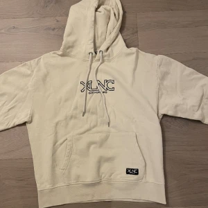 Xlnc hoodie - Lite använd xlnc hoodie ny pris 800kr