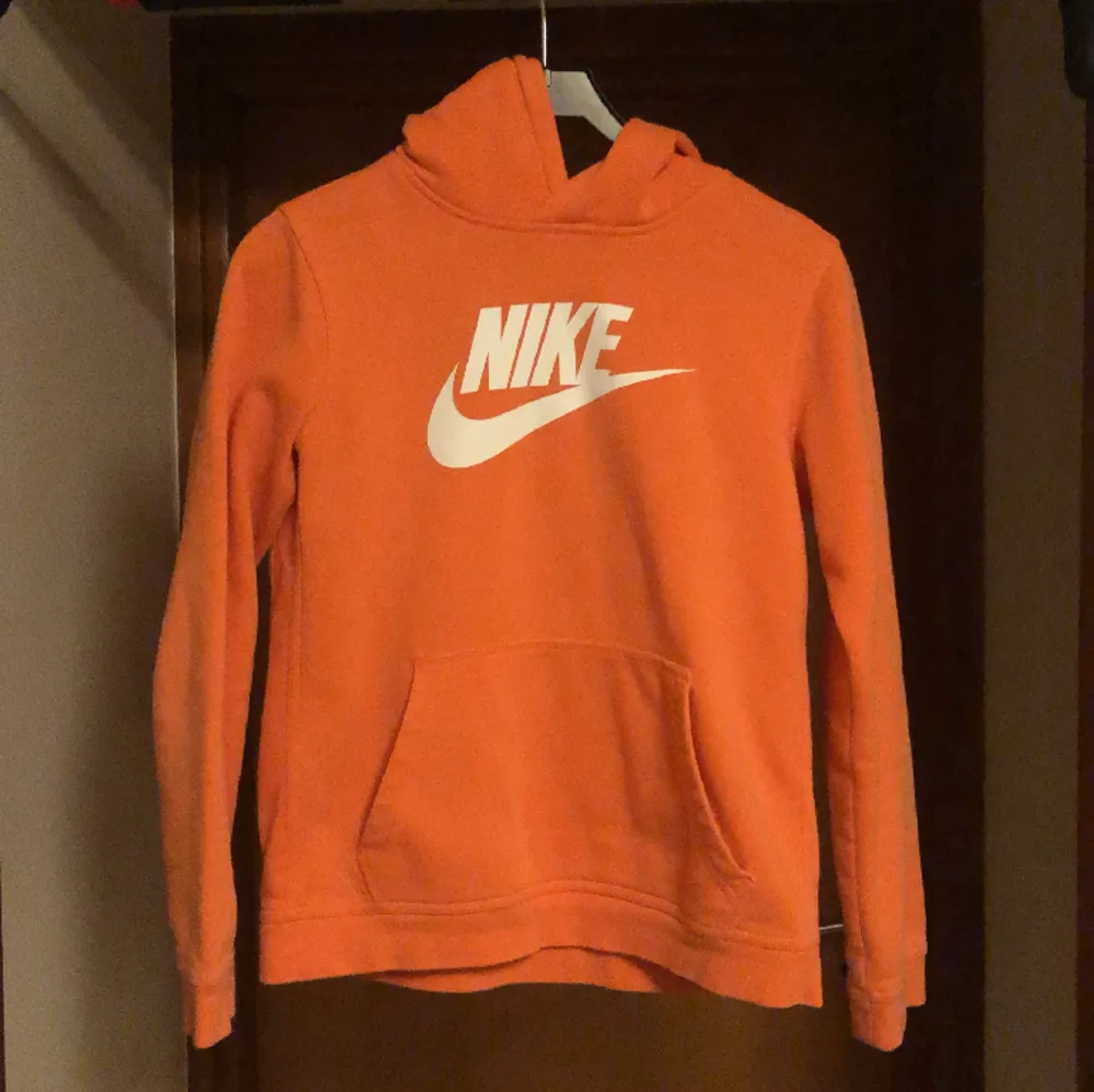 Tjenare! Jag säljer en ljus orange Nike hoodie som är i storlek barn XL då den inte passar mig längre. Den är i 10/10 skick då den var knappast använt. Inga defekter als. Nyt pris: 500kr mitt pris: 300kr. Hör av er vid fler frågor eller funderingar!🔥. Hoodies.