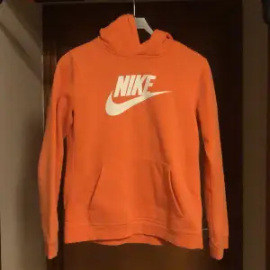 Tjenare! Jag säljer en ljus orange Nike hoodie som är i storlek barn XL då den inte passar mig längre. Den är i 10/10 skick då den var knappast använt. Inga defekter als. Nyt pris: 500kr mitt pris: 300kr. Hör av er vid fler frågor eller funderingar!🔥