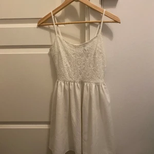 Kläning - En vitt kläning med lite spets upptill från hm, i storlek 36 men skulle säga att den är väldigt liten i storlek så passar äve 32/34 Dm för mer information ❤️
