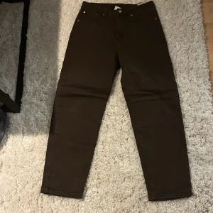 Yoke jeans - Säljer Yôke jeans i storlek M inköpta på junkyard i Stockholm för 700. Säljer då dem inte passade mig. Dom är i sprillans nyskick aldrig använda. Kan gå ned i pris vid snabb affär 