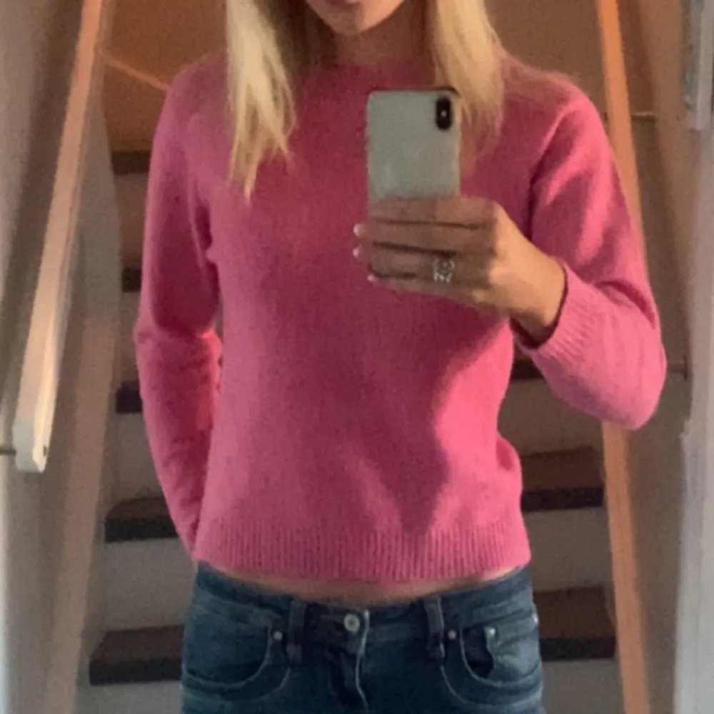 Söt rosa stickad tröja ifrån Vero Moda i modellen VMDOFFY💓 storlek S👯‍♀️ skriv vid funderingar eller fler bilder 💄. Stickat.