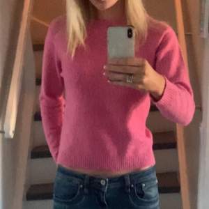 Söt rosa stickad tröja ifrån Vero Moda i modellen VMDOFFY💓 storlek S👯‍♀️ skriv vid funderingar eller fler bilder 💄