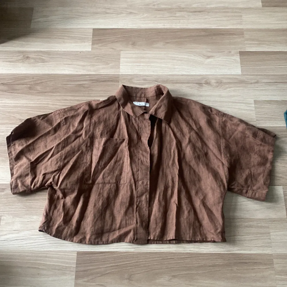 Linneskjorta från Gina tricot (cropped) Storlek 36. Blusar.