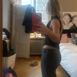 Off shoulder topp  - Svart off shoulder fest topp! Nästintill ny 💝 Den är i stolek L men väldigt liten i storleken 