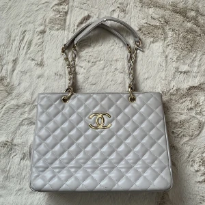 Väska - Väska. Nött på handtaget men inget som störs, finns 3små fläckar på insidan av väskan. 