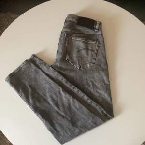 G-star raw jeans grå, använda 2-3 gånger. Ny pris ungefär 1100kr, säljer för 500kr pris kan diskuteras. 