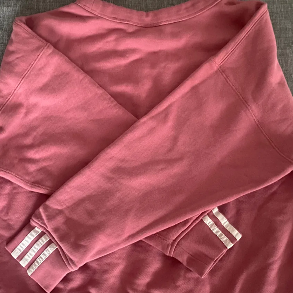 Clean rosa sweatshirt. Använd ett par gånger men inga defekter. Sitter som en S/M. Hoodies.