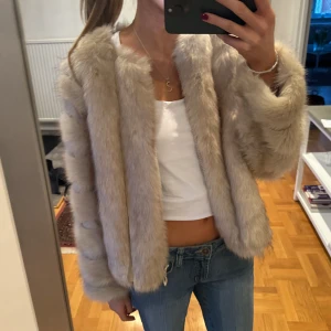 Beige Pälsjacka - Ljusbeige pälsjacka som passar någon mellan S-Xs, står storlek XL i den men jag har vanligtvis xs-s. SÅ fin, säljer för att den inte riktigt känns jag.  Säljer för 300kr + frakt!🫶