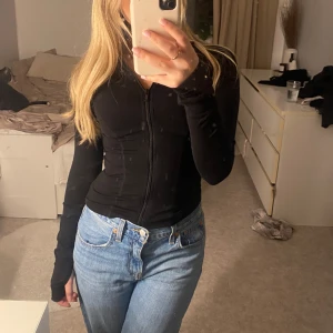 Soft touch kofta  - En svart soft touch kofta från Ginatricot som är helt oanvänd. Prislappen sitter kvar. Framhäver midjan jättefint , nypris:360kr.💕