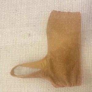 Glittrig bikini topp - - aldrig använd  - hm 
