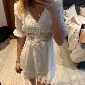 Student klänning  - Helt oanvänd student klänning med prislappen kvar!  Inga defekter och endast provat på en gång. Den är stolek xs men jag som vanligtvis har s funkar det också bra på!