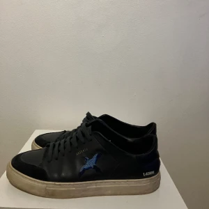 Axel arigato clean 90 bird - Axel arigato clean 90 bird Bra skick bara lite smutsiga. Ifall ni har fler frågor är det bara att skriva 