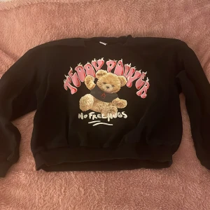 Svart tröja med text  - Svart tröja med en Teddy Björn på. Använd 3-4 gånger . Bra skick 💞
