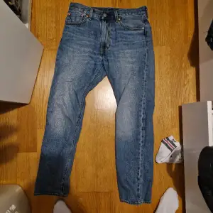 Tjena!  Jag säljer ett par relativt nya blåa Levis 551 jeans. De sitter rätt så tajt för mig. Skriv dm för några frågor:)  Nypris 1250