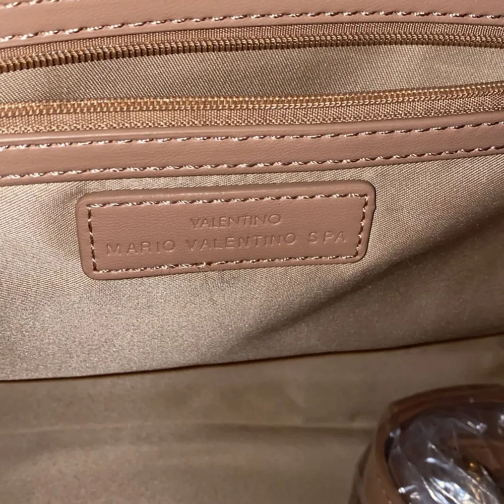 En superfin beige Mario Valentino väska!💛💓 Väskan är oanvänd och du får med dig ett extra oanvänt axelremsband så du kan göra om väskan till en axelremsväska!🙌💕Priset är diskuterbart!💓💓. Väskor.