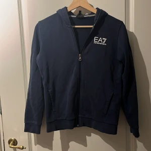 Armani Hoodie storlek 150 - Mörkblå Armani tröja med luva och dragkedja i fint skick.