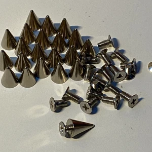 Kon skruv Nitar 30-pack - Konformade nitar som man skruvar på. Köpta på bliefox för 7kr/styck. Kontakta om du bara vill köpa några stycken!