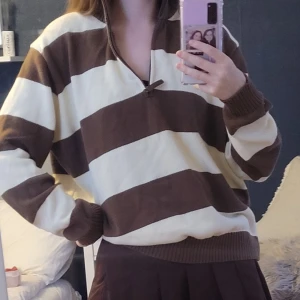 Brandy melville tjocktröja  - Brandy melville tröja jag säljer för jag tycker inte att den här kombon passar mig 