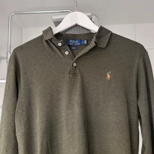 Långärmad ralph lauren pike - En långärmad pike/rygby tröja från ralph lauren.  Den är i size M slim fit men passar rätt bra som M.  Super skick Bara att höra av sig vid frågor