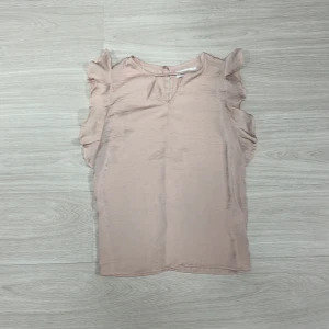 Rosablus - Säljer denna supersöta blusen🩷 inga defekter, super skönt och luftligt material, perfekt till sommaren🩷 köparen står för frakt