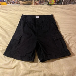 Väldigt baggy svarta weekday cargo jorts - Använda men fortfarande i bra skick Väldigt stora och baggy 38x50x28x30 