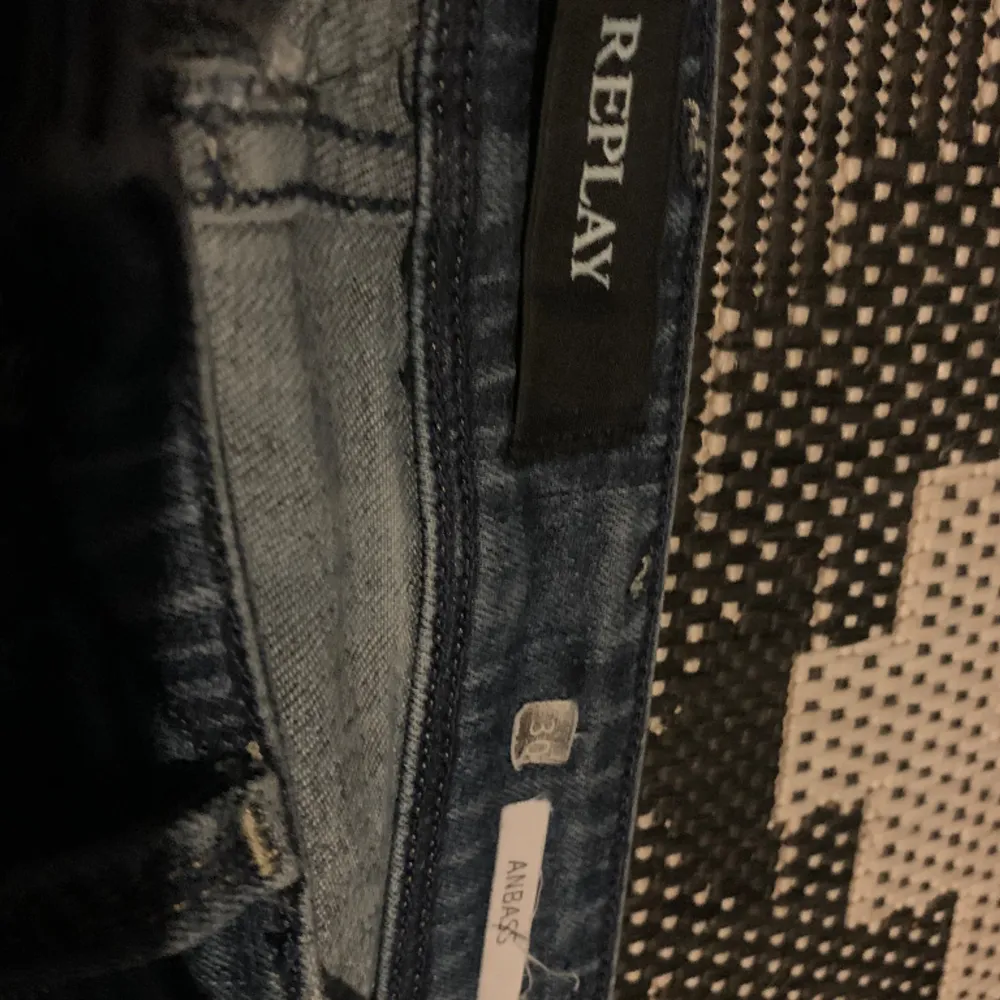 Säljer dessa feta Replay anbass jeansen, storlek 30/32 och är i 7/10 skick, Pris kan diskuteras vid smidig affär! . Jeans & Byxor.