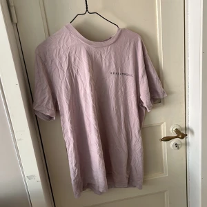 T-shirt - T-shirt från H&m Använd men bra skick