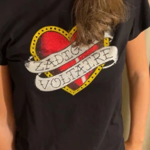 Zadig t shirt - En helt ny Zadig t-shirt köpt på nk förra hösten men aldrig använts. Säljer för 600 och köpte för 1000kr, kan tänka mig sälja för mindre för snabb affär. Lite stor i storlek (lånad bild) men så ser den ut på!