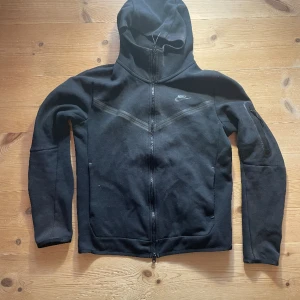 Nike tech fleece svart s - Nike tech fleece som knappt är använd. Hör av er vid fler frågor. Säljer + frakten.