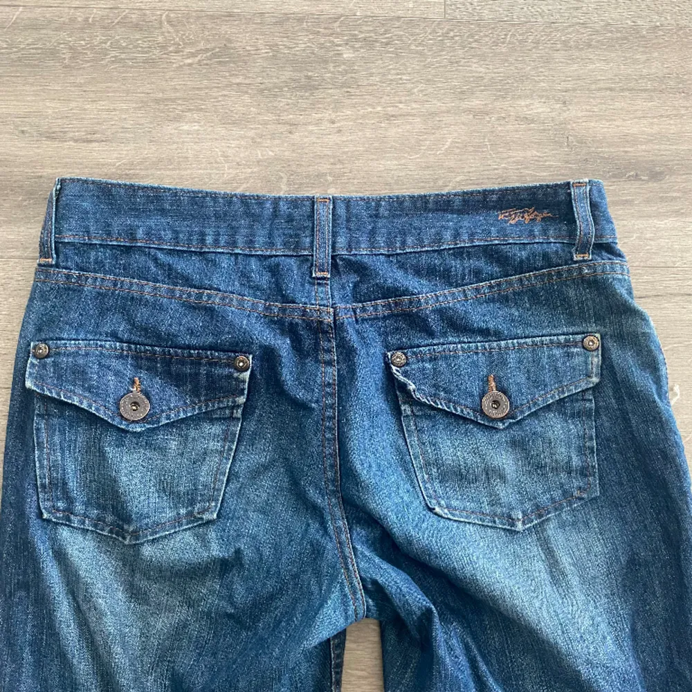 De perfekta mörkblåa jeansen med trendiga fickor. Wida ben. Märke Tommy hilfiger Midjemått 83 cm innebenslängd 78 cm. Jeans & Byxor.