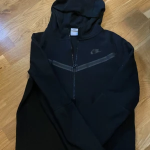 Svart Nike tech i storlek 158-170cm: PRIS 450kr(pris kan diskuteras) - En fin och skön Nike tröja som är lätt passad till andra kläder som t.ex jeans.