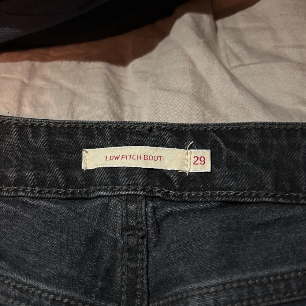 Skitsnygga low waisted bootcut jeans från Levis❣️ säljs då dom är för stora! nypris 919kr. Jeans & Byxor.