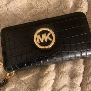 Säljer då den är helt oanvänd. Köpt i Spanien, fake Michael Kors. Köpt där för 600, men säljer billigare då de inte är äkta. Hör av dig vid frågor!🌸🌸jättefin till t.ex. balen.