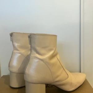 Beigea läderboots - Snygga boots med klack i äkta läder.