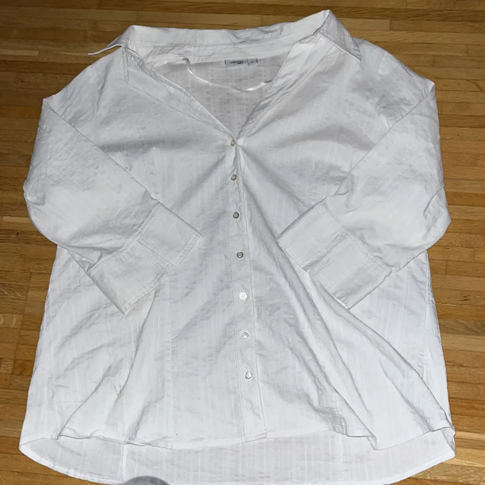 Vit oversized skjorta, 3/4 ärmad, med knappar. Använd köp nu!. Skjortor.