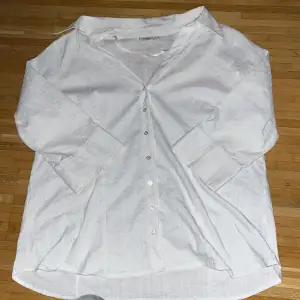 Vit oversized skjorta, 3/4 ärmad, med knappar. Använd köp nu!
