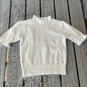 Vit stickad t-shirt - Super fin stickad som tyvär inte kommer till användning, har aldrig använt och är i bra skick. Passar perfekt till vår och sommar