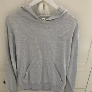 säljer denna gråa hoodie från H&M och är i storlek 170, den är  urtvättad.