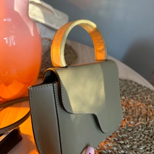 ATP atelier väska - Säljer min otroligt fina väska från ATP atelier mini i färgen sage. Slutsåld överallt och färgen finns ej längre. Har några defekter men som bara syns på extremt nära håll ❤️‍🔥✨dustbag tillkommer!