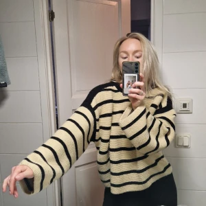 Stickad Tröja S  - Stickad långärmad tröja från Pull & Bear. Strl S. Hög i halsen. Stora ärmar. Begagnad men utan skavanker. En favorit som jag har flera av.