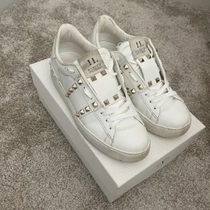 Valentino sneakers - Säljer mina jättefina äkta Valentino sneakers. Köpta på deras hemsida. Box och dustbag ingår. Har även prislappen som äkthetsbevis. Använda och finns lite slitage, som syns på bilden,  men fortfarande i fint skick. Skriv gärna för fler bilder🫶🏼🫶🏼