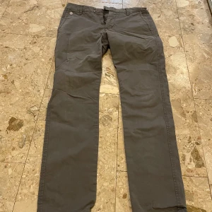Gråa byxor  - Gråa byxor i storlek S från lager 157. Frakt betalas av köparen. 
