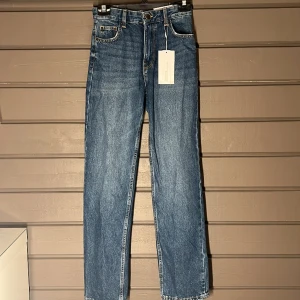 Helt nya jeans - Aldrig använda, testat en gång. Lappen sitter även kvar på jeansen.  Nypris: 700kr Storlek: 34 Mitt pris: 250